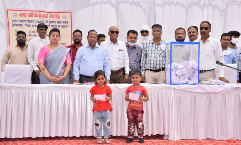 हितग्राहियों को लॉटरी के माध्यम से हुआ लेमा गार्डन आवासों का आवंटन 1 WhatsApp Image 2022 04 17 at 10.14.07 PM