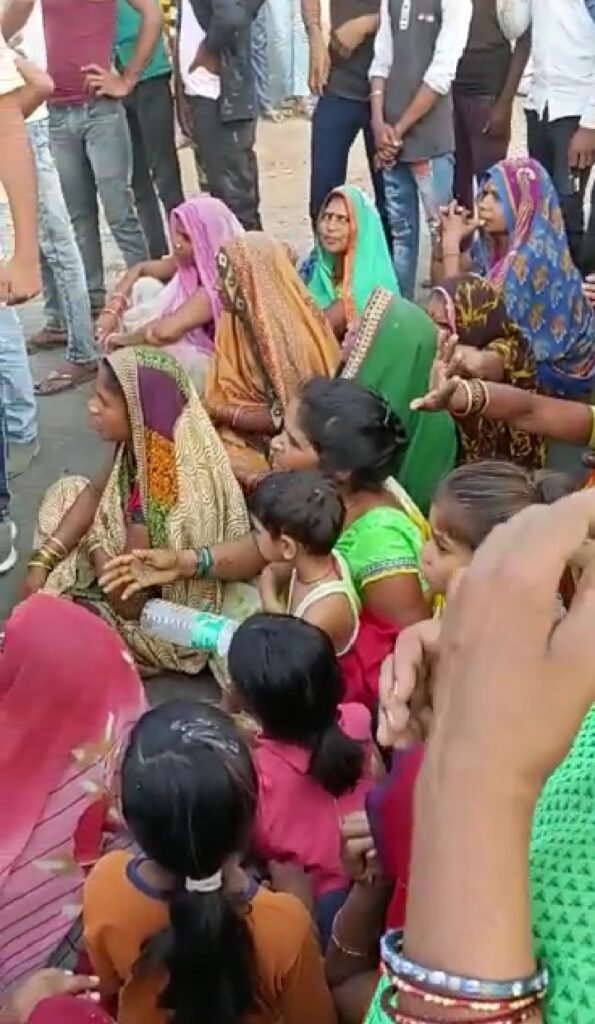 जबलपुर के चरगवां में 40 एकड़ की खड़ी फसल जलकर राख : पीडि़त किसानों ने की मौके पर मुआवजे की मांग 3 WhatsApp Image 2022 04 17 at 11.19.29 AM
