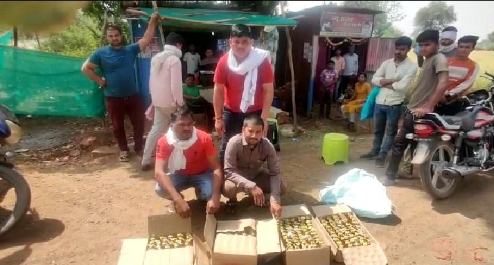 पाटन में पुलिस का काम कर रहे जनप्रतिनिधि : जनपद अध्यक्ष पति और ग्रामीणों ने पकड़ी 4 पेटी अवैध शराब, पुलिस ने आरोपी को किया गिरफ्तार 1 WhatsApp Image 2022 04 17 at 12.16.42 PM