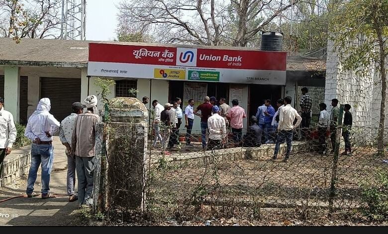 यूनियन बैंक में भड़की आग : धुंए के गुबार देख लोगों की थम गयी थी सांसे, दो दमकल वाहनों ने बमुश्किल पाया काबू 1 WhatsApp Image 2022 04 18 at 11.18.53 AM