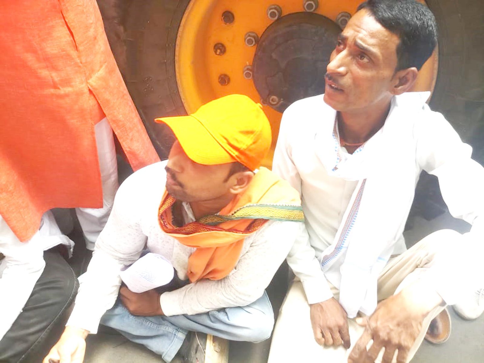 जबलपुर कलेक्टर दरबार के बाहर दिव्यांगों से बदसलूकी: एक कर्मचारी के लंगड़ा-लूला कहने पर नाराज हुए दिव्यांग, किया विरोध 2 WhatsApp Image 2022 04 19 at 3.08.27 PM