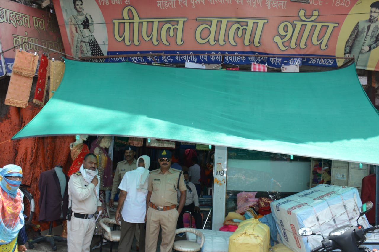 शहर में ब्रांडेड कपड़ों के नाम से बिक रहा था घटिया माल : दिल्ली से पहुंची रेमण्ड की अधिकृत टीम, 6 दुकानों पर छापेमारी 3 WhatsApp Image 2022 04 20 at 1.07.54 PM