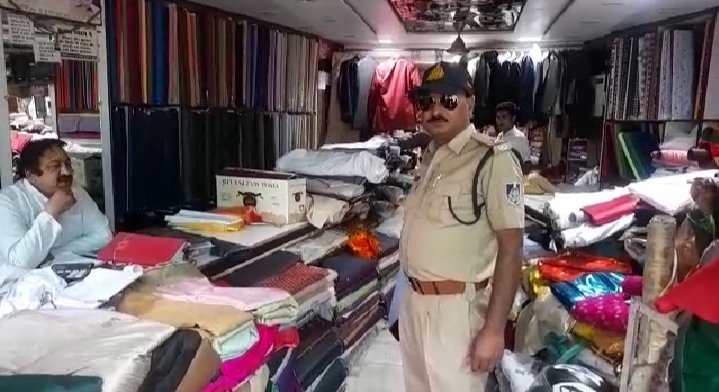 शहर में ब्रांडेड कपड़ों के नाम से बिक रहा था घटिया माल : दिल्ली से पहुंची रेमण्ड की अधिकृत टीम, 6 दुकानों पर छापेमारी 1 WhatsApp Image 2022 04 20 at 1.43.17 PM