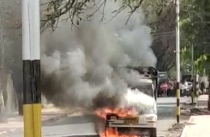 जबलपुर में खड़ी जीप में भड़की आग, : रखे थे गैस सिलेंडर, फायर बिग्रेड ने 1 घंटे की मशक्कत के बाद पाया काबू 1 WhatsApp Image 2022 04 20 at 10.31.14 AM