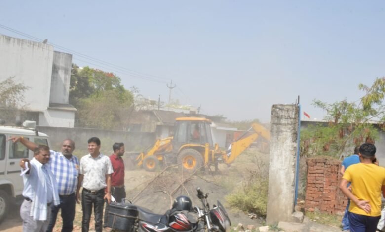 जबलपुर के मनमोहन नगर की 14 करोड़ की इंडस्ट्रियल हब जमीन कब्जामुक्त : आसिफ ने बाउंड्रीवॉल और सड़क बना रखी थी, राजेश ने खोल ली थी गौ-शाला 1 WhatsApp Image 2022 04 20 at 11.58.10 AM