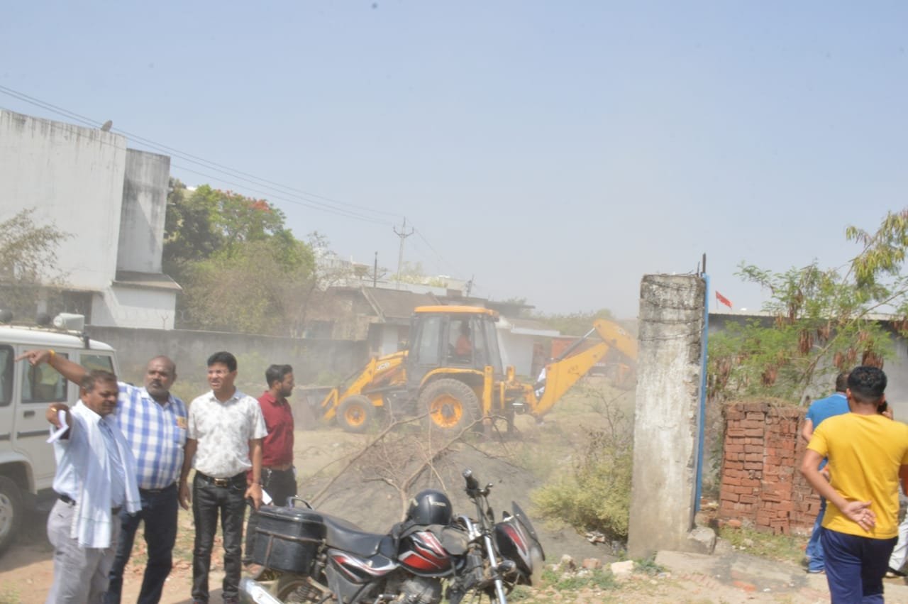 जबलपुर के मनमोहन नगर की 14 करोड़ की इंडस्ट्रियल हब जमीन कब्जामुक्त : आसिफ ने बाउंड्रीवॉल और सड़क बना रखी थी, राजेश ने खोल ली थी गौ-शाला 2 WhatsApp Image 2022 04 20 at 11.58.10 AM