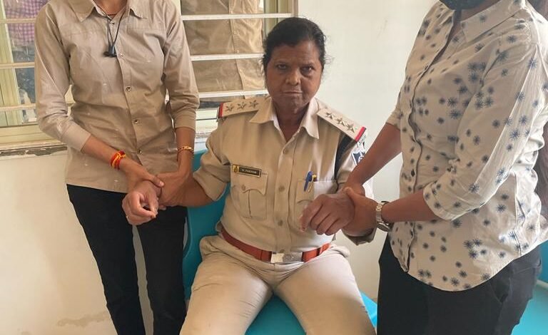 लोकायुक्त की कार्रवाई : थाना प्रभारी 29 हजार की रिश्वत लेते गिरफ्तार : सट्टा खिलाने बना रही थीं दबाव 1 WhatsApp Image 2022 04 25 at 1.24.35 PM