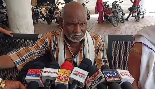 खमरिया के रिटायर कर्मी को बेटों ने घर से निकाला : जमीन, मकान छीना, पेंशन ना देने पर करते है जमकर मारपीट 1 WhatsApp Image 2022 04 26 at 4.39.08 PM