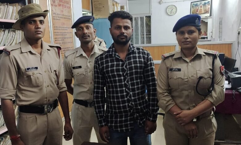 तीन जिंदा कारतूस खाली मैगजीन व देसी कट्टे के साथ पकड़ा गया युवक स्टेशन के प्लेटफार्म नंबर 6 पर आरपीएफ की कार्रवाई से मचा हड़कंप 1 WhatsApp Image 2022 04 27 at 9.25.45 PM