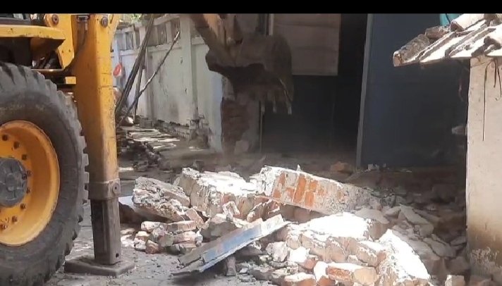कलेक्टर की दो टूक- अतिक्रमण हुआ तो होगी एफआईआर : चाय-पान के ठेलों को हटाया, पक्की दुकानों पर चली जेसीबी 1 WhatsApp Image 2022 04 30 at 11.54.30 AM