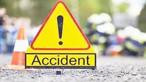बारातियों से भरी बस हाई टेंशन लाइन से टकराई: एक युवक की मौत ;एक घायल क्षेत्र में हड़कंप 1 accident 1589982175