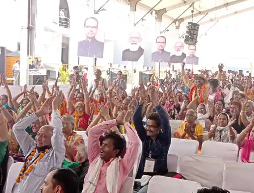 मध्यप्रदेश में मुख्यमंत्री तीर्थ दर्शन यात्रा फिर शुरू : यात्रियों को CM ने भजन गाकर रवाना किया 1 new project 2022 04 19t114003422 1650348641