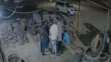 जमीन में समा गए 5 युवक : पंक्चर की दुकान पर खड़े होकर कर रहे थे बात 8 viral 76