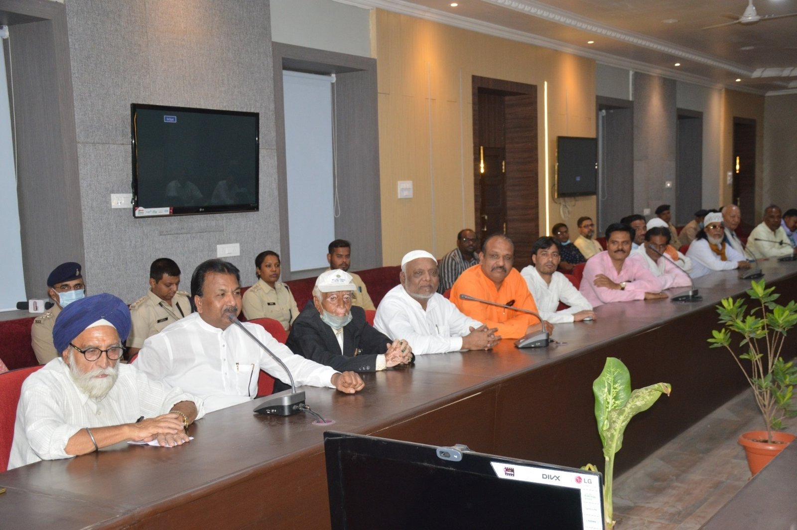 जिला शांति समिति की बैठक कलेक्टर की दो टूक: त्यौहारों में शांति का मतलब शांति ही होना चाहिए फिजा बिगाड़ने वालों को बख्शा नहीं जाएगा 2 शांति समिति 2