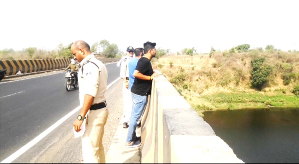जबलपुर में इंजीनियर ने सल्फास खाकर नर्मदा नदी में लगाई छलांग: युवक को खोजने पुलिस का रेस्क्यू अभियान जारी 2 10 8