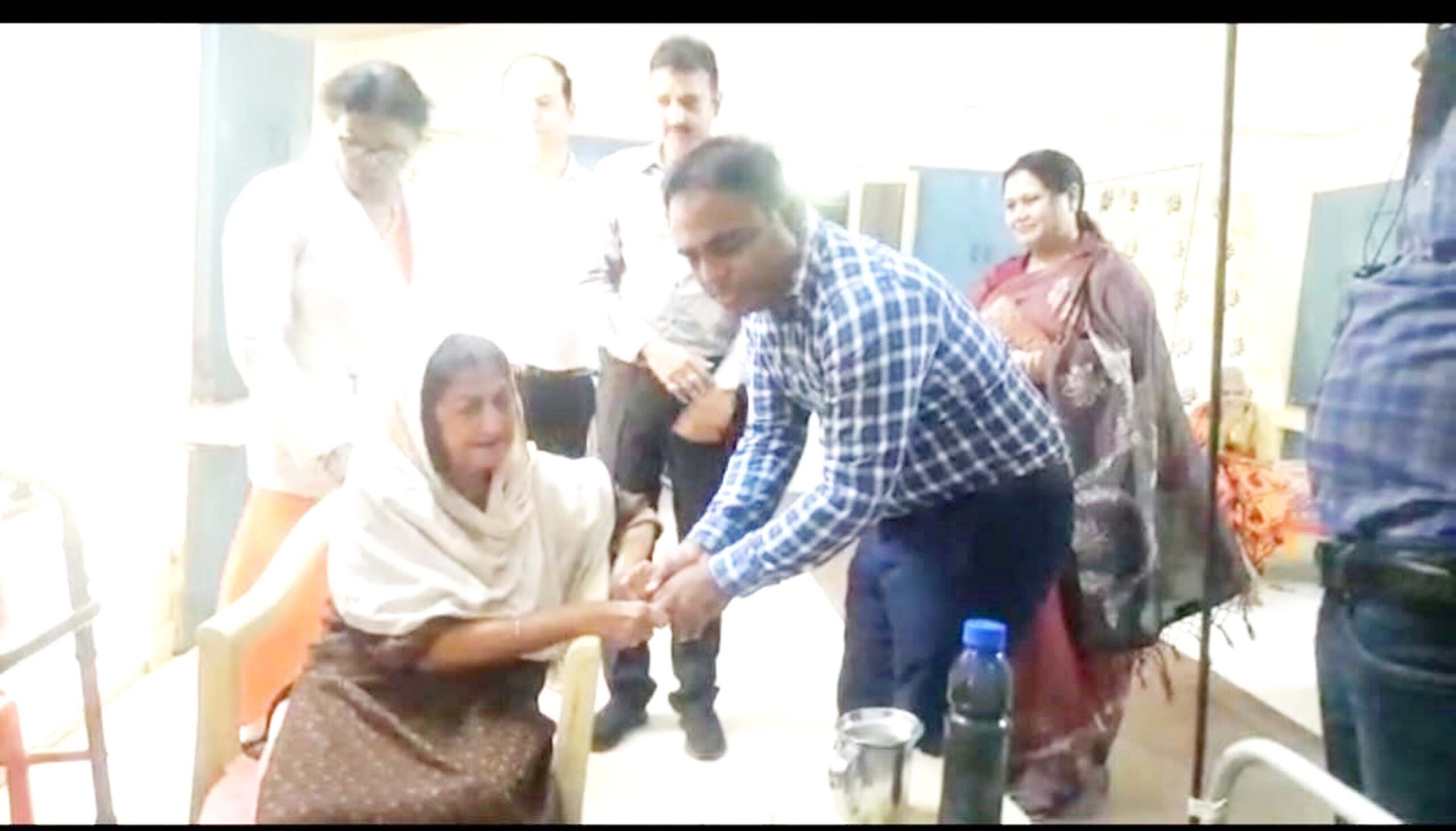जबलपुर कलेक्टर का हाथ चूमकर वृद्वा इंग्लिश में बोली यू कम टू विजिट कान्हा : वृद्धा आश्रम पहुंचे कलेक्टर को देख बुजुर्गों की भर आई आखें, देखे वीडियो 4 15 2 scaled
