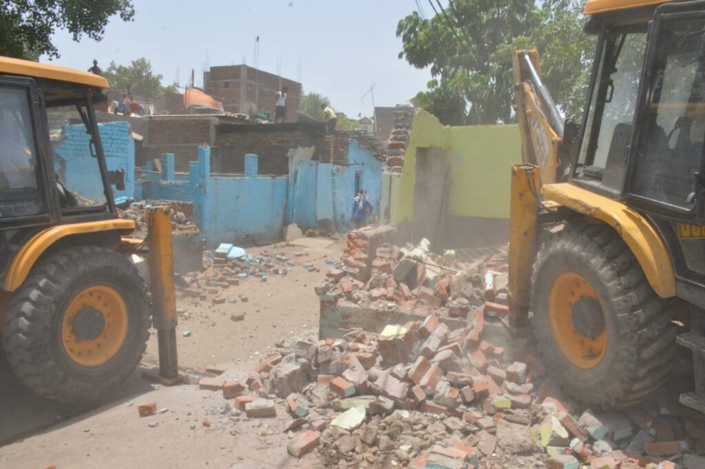 JABALPUR NEWS- नगर निगम ने बुल्डोजर चलाकर बदमाश राजा सोनकर से 4 करोड़ 75 लाख की जमीन कब्जा मुक्ता कराई : पार्क की जमीन पर सुअर बाड़ा-दुकानें बनाकर तान रखी थी 3 16 5
