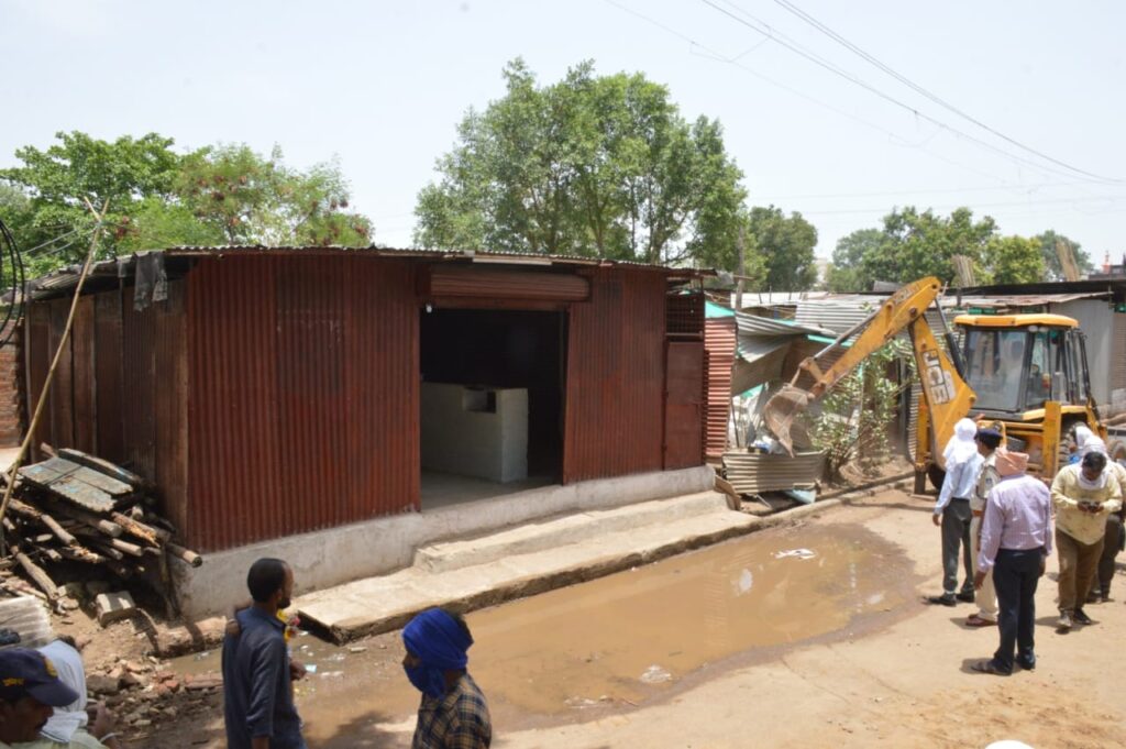 JABALPUR NEWS- नगर निगम ने बुल्डोजर चलाकर बदमाश राजा सोनकर से 4 करोड़ 75 लाख की जमीन कब्जा मुक्ता कराई : पार्क की जमीन पर सुअर बाड़ा-दुकानें बनाकर तान रखी थी 4 17 6