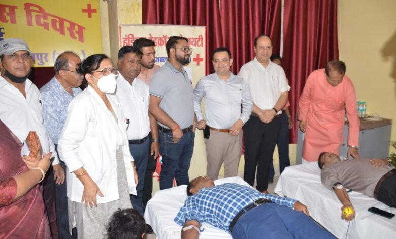 रेेडक्रॉस डे: कलेक्टर के साथ जितेंद्र जामदार, सौरभ बड़ेरिया ने किया रक्तदान 1 9d7e37fd 1b96 42b4 b838 502452f64b51