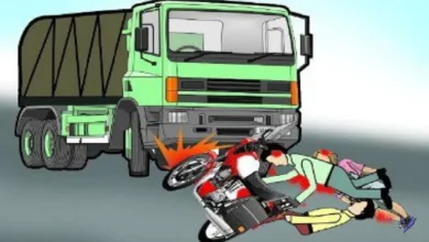 ट्रक ने बाइक सवारों को रौंदा : पत्नी के ऊपर से निकल गया चक्का, दर्दनाक मौत 7 A speeding truck trampled the bike rider both the bike riders died in the accident