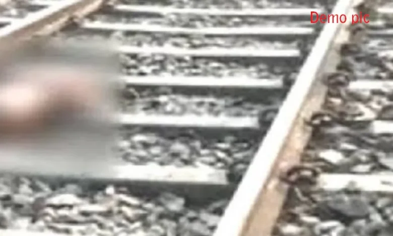 प्रेमिका से फोन पर बात की और ट्रेन से कटकर दे दी जान : पटरियों के पास मिली एक्टिवा 1 Demo pic 3