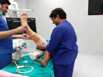 *सुपर स्पेशलिटी में हुआ वेरीकोज वेंस का ट्रीटमेंट:* *दोनों मरीजों का चलना-फिरना मुश्किल हो गया था लेजर के माध्यम से हुआ सफल ऑपरेशन फिर छुट्टी दे दी गई* 2 IMG 20220501 WA0025