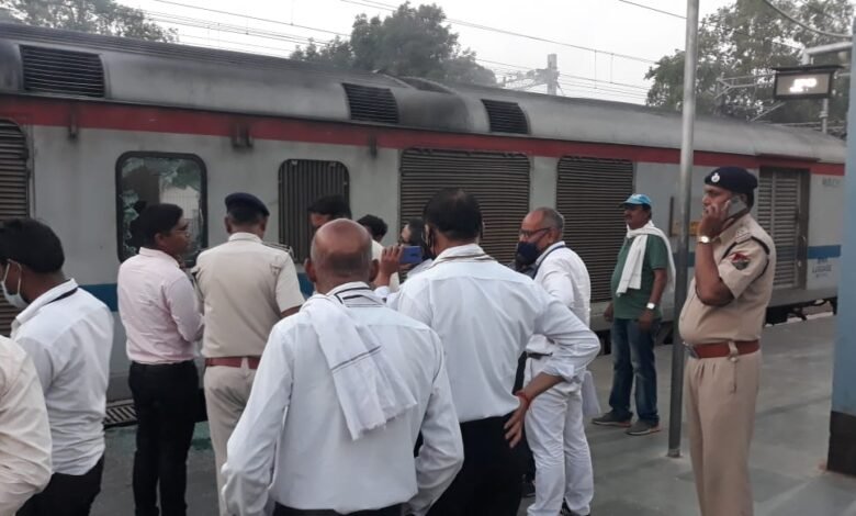 लोकमान्य तिलक टर्मिनल ट्रेन में आग लगने से यात्रियों में हड़कंप* 1 IMG 20220503 WA0021