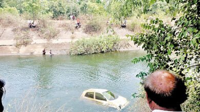 मंगेली नहर में लापता युवक की लाश डूबी कार के अंदर मिली : क्रेन से निकाली कार 8 IMG 20220526 WA0033