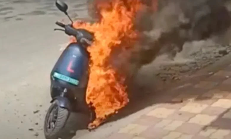 MP में ई-स्कूटर में आग का पहला मामला:कॉन्स्टेबल ने दो महीने पहले खरीदी थी, चार्जिंग के दौरान बनी फायर बम 1 Prabhatkhabar 2022 04 391d0b0e 96f6 4248 9f60 9cccbec4693e ola fire