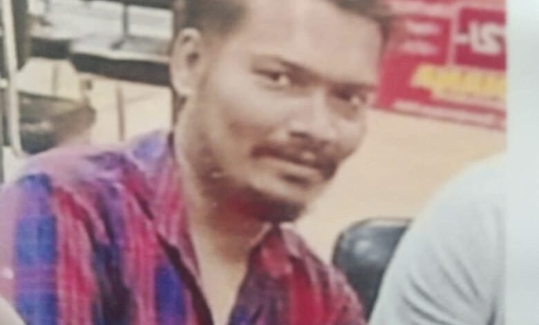 ग्वारीघाट मुक्तिधाम में उतराते हुए मिला युवक का शव : दोस्तों के साथ पार्टी मनाने गया था जमतरा, क्षेत्र में हड़कंप 1 WhatsApp Image 2022 05 02 at 2.54.37 PM