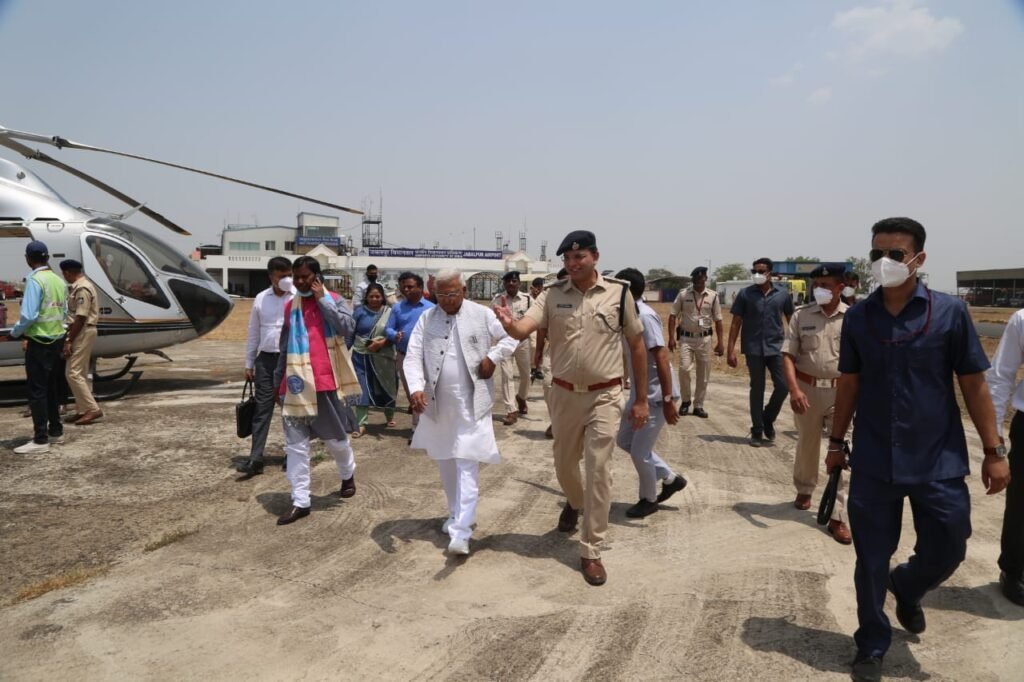 जबलपुर पहुंचे महामहिम : राज्यपाल श्री पटैल का डुमना आगमन पर स्वागत, मण्डला हुए रवाना 2 WhatsApp Image 2022 05 07 at 11.42.50 AM