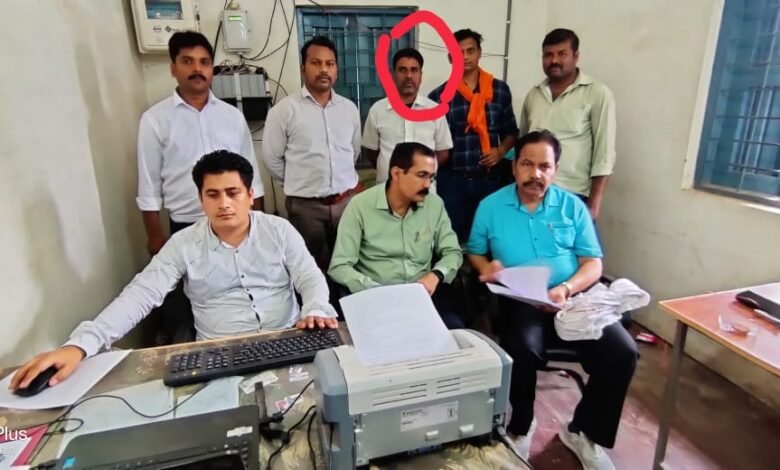 जबलपुर लोकायुक्त की कार्रवाई : पटवारी और कोटवार को 15 हजार रुपए रिश्वत लेते हुए दबोचा ,भूमि के बटांक के बदले मांग रहा था रिश्वत 1 WhatsApp Image 2022 05 13 at 2.57.41 PM
