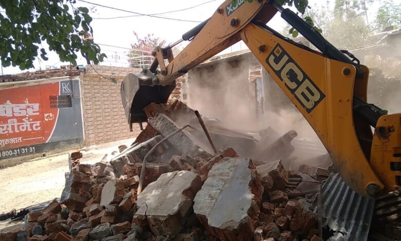 मोहनिया में कुख्यात आरोपी राघव के कब्जे से 30 लाख की शासकीय भूमि कब्जा मुक्त : 10 लाख का निर्माण किया गया ध्वस्त 1 WhatsApp Image 2022 05 14 at 1.25.31 PM 1