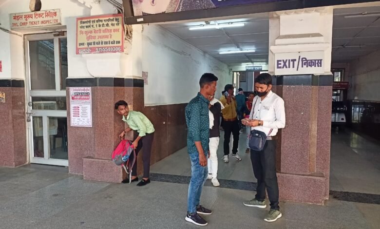 रेलवे ने गंदगी फैलाने वालों पर कसा शिकंजा माह अप्रैल 2022 में 458 पर कार्रवाई की, 52 हजार 800 रुपये जुर्माना वसूला 1 ae352008 8178 4ac6 ade3 0fe581ad1812