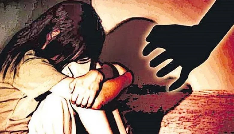 फस्र्ट ईयर की छात्रा से प्रेमी ने किया दुष्कर्म : खेत में बने मकान में ले जाकर की ज्यादती, मुंह खोलने पर दी जान से मारने की धमकी, आरोपी गिरफ्तार 1 dushkram 1648035477