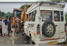 सड़क हादसे में 7 की मौत, 9 घायल : ट्रक में सामने से घुस गई मिनी बस, कर्नाटक से दर्शन करने जा रहे थे 11 new project 26 1653798316
