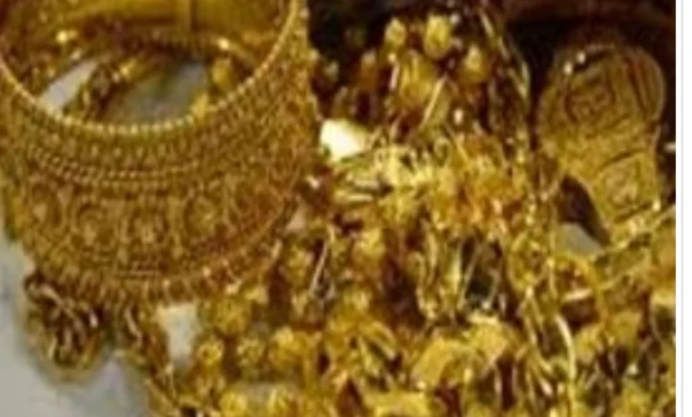 शादी समारोहों के बीच चोरों की चांदी : रांझी-गोराबाजार-लार्डगंज में टूटे ताले , लाखों के जेवरात व नगदी पार 1 theft 1