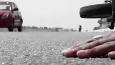 स्कूटी सवार युवक के सिर से निकल गया कंटेनर : खुल गया सिर, मौत 8 two wheeler collides with container 2 dead a young man killed 730X365