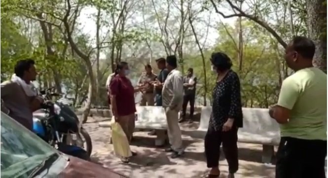 जबलपुर में अंतिम संस्कार को लेकर ग्वारीघाट में हंगामा: सुबह 4 बजे भाई का शव लेकर बहनें पहुंची तो आ धमकी पुलिस 1 17