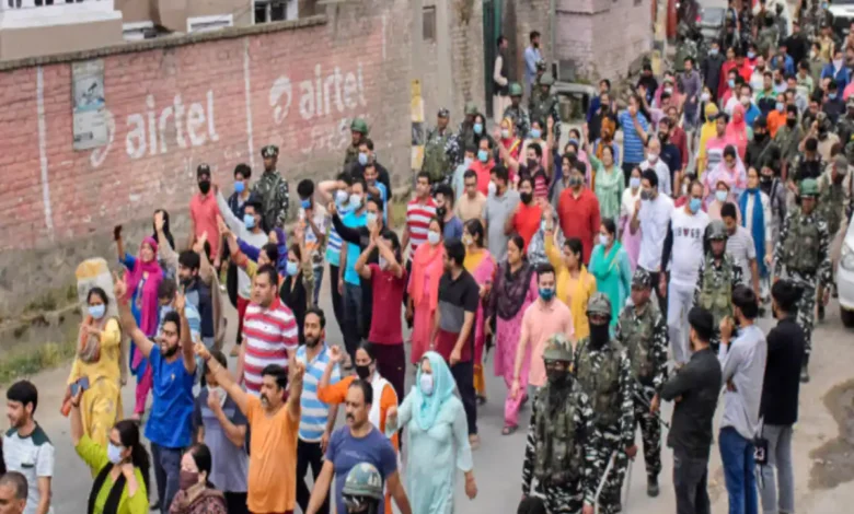 कश्मीर में टारगेट किलिंग के बीच सरकार का फैसला : 177 टीचर्स को घाटी से बाहर ट्रांसफर किया 1 177 kashmiri pandit teachers transferred from the valley sent to a safe place 1654329869