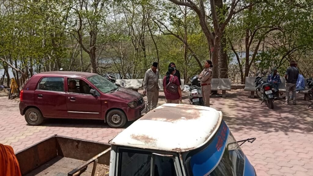 जबलपुर में अंतिम संस्कार को लेकर ग्वारीघाट में हंगामा: सुबह 4 बजे भाई का शव लेकर बहनें पहुंची तो आ धमकी पुलिस 2 18 1