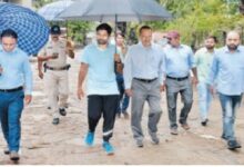 जबलपुर कलेक्टर-कमिश्रर जब गिरते पानी में छाता लगाकर पहुंच गए गोलबाजार: सड़क का कार्य समय पर करने के ठेकेदार को निर्देश 11 202