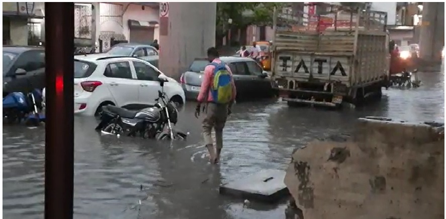 जबलपुर के एक नेता कह रहे हे...भगवान.. अभी बरसना था, चुनाव बाद बरसते तो क्या हो जाता... दूसरे नेता भगवान शुक्रिया... ऐसे ही बरसते रहो... 2 Untitled 48