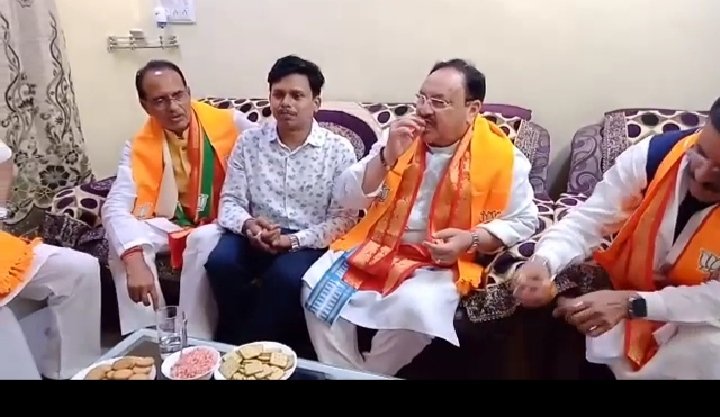 भाजपा कार्यकर्ता के घर चाय पीने पहुंचे नड्डा : आत्मीय स्वागत कर आशीष अहिरवार बोले- यह उनके लिए गौरव के क्षण हैं 1 WhatsApp Image 2022 06 02 at 1.36.10 PM
