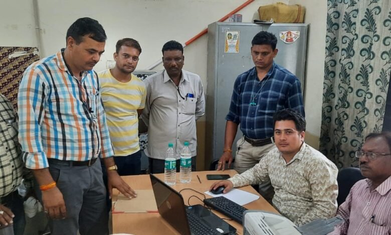 JABALPUR NEWS- लोकायुक्त की कार्रवाई : पटवारी को 10 हजार के रंग लगे हुए नोटों के साथ दबोचा, फील्ड बुक देने के एवज में मांग रहा था रिश्वत 1 WhatsApp Image 2022 06 02 at 3.37.18 PM