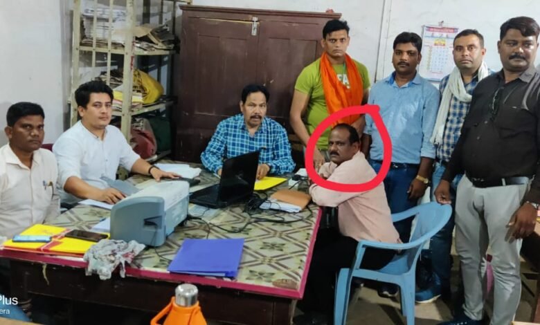 जबलपुर लोकायुक्त की कार्रवाई : राजस्व निरीक्षक को 5 हजार की रिश्वत लेते रंगे हाथों दबोचा, रिश्वतखोर पटवारी फरार 1 WhatsApp Image 2022 06 03 at 3.50.32 PM