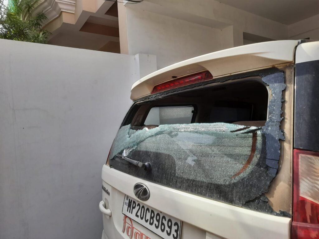 विजय नगर में कार में तोडफ़ोड़ : हमलावरों ने शीशे किए चकनाचूर, सहमा पीडि़ता पहुंचा थाने 2 WhatsApp Image 2022 06 08 at 11.40.36 AM