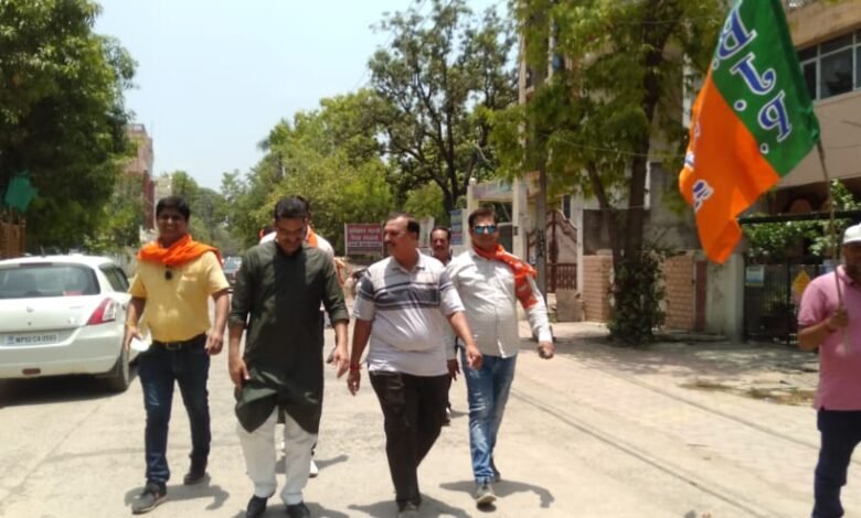 बीजेपी का बूथ विजय संकल्प: बैंड-बाजा के साथ घर-घर दस्तक देने पहुंचे भाजपाई 1 WhatsApp Image 2022 06 10 at 3.24.32 PM
