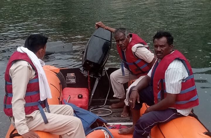 Jabalpur News : यू भेड़ाघाट में रील बनाते हुए 3 बहे : खुश्बू के घर में मातम, स्टूडेंट राम साहू और टीचर राकेश आर्या का नहीं मिला सुराग 1 WhatsApp Image 2022 06 16 at 1.13.47 PM