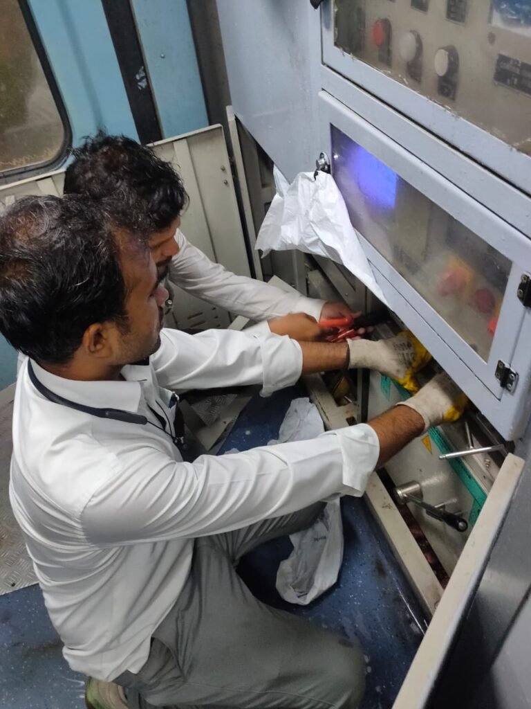 गोंडवाना एक्सप्रेस के एसी कोच में लबालब भरा पानी,यात्री रहे परेशान : पावर कार पिस्टन हुए लाल 2 WhatsApp Image 2022 06 16 at 12.44.36 PM